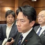 　記者団の取材に応じる小泉防衛相＝２０日午後、横浜市