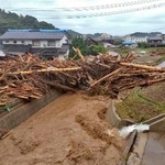 　奥能登豪雨で氾濫した石川県輪島市の塚田川で、橋に引っかかった流木＝２０２４年９月２２日（同県提供）