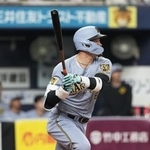 　３回、右中間に二塁打を放つ阪神・佐藤＝京セラドーム