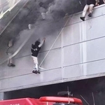 　２０日、韓国大田の工場火災で脱出する人たち（関係者提供・聯合＝共同）