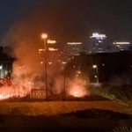 　イラクの首都バグダッドで、米大使館への攻撃後に立ち上る煙＝１７日（ロイター＝共同）