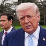 　記者団と話すトランプ米大統領＝２０日、ワシントンのホワイトハウス（ＡＰ＝共同）