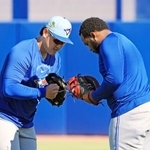 　キャッチボールを終え、ゲレロ（右）とポーズするブルージェイズ・岡本＝ダンイーデン（共同）