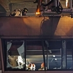 　２１日、韓国・大田の工場火災の現場で捜索活動を行う警察や消防の様子（聯合＝共同）