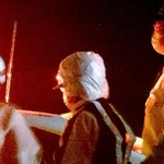 　事故現場で実況見分に立ち会う杉林凌容疑者（中央）＝２１日午前３時４３分、富山市