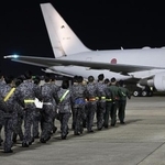 　イラン周辺国の邦人退避に備え、航空自衛隊のＫＣ７６７空中給油輸送機でモルディブへ向かう隊員ら＝８日、愛知県の空自小牧基地