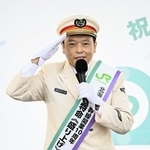 　北海道新幹線開業から１０年になるのを前に開かれたイベントで話す、漫才コンビ「中川家」の礼二さん＝２１日午前、北海道北斗市の新函館北斗駅前