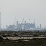 　カタール北部ラスラファンのＬＮＧ施設＝２日（ロイター＝共同）