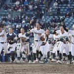 　北照に勝利し、駆け出す専大松戸ナイン＝甲子園