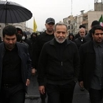 　イランのアラグチ外相（中央）＝１３日、テヘラン（ゲッティ＝共同）