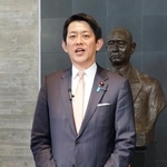 　記者団の取材に応じる自民党の小林政調会長＝２１日午後、宮崎県延岡市