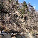 　静岡市葵区で県道をふさぐ土砂崩れが起きた現場＝２１日午後２時ごろ（同市提供）