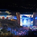 　２１日、ソウルの光化門広場で開かれたＢＴＳの公演（共同）