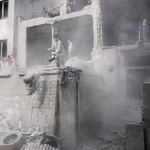 　米イスラエルの攻撃で損傷した建物＝１５日、イラン首都テヘラン（ＡＰ＝共同）