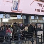 　米ニューアーク国際空港の保安検査場に向かう利用客＝２０２５年１１月