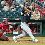 　レッズ戦の８回、右前打を放つホワイトソックス・村上＝グッドイヤー（共同）