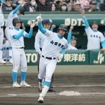 　山梨学院-長崎日大　１回表、左越えに先制本塁打を放ち、一塁を回る山梨学院・菰田＝甲子園