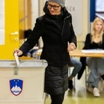 　２２日、スロベニアの総選挙で投票する女性＝首都リュブリャナ（ロイター＝共同）