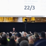 　ベルギーのブリュッセル空港での追悼行事で、黙とうする人々＝２２日（共同）