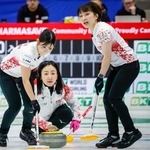 　スウェーデンとの３位決定戦でショットを放つロコ・ソラーレの藤沢五月（中央）＝カルガリー（カナディアンプレス提供・ＡＰ＝共同）