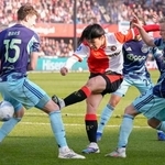 　アヤックス戦の後半、攻め込むフェイエノールトの上田（中央）＝ロッテルダム（共同）