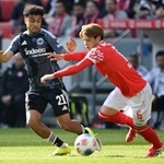 　Ｅフランクフルト戦で競り合うマインツの佐野海舟（右）＝マインツ（共同）