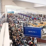 　米南部アトランタの空港で長い行列をつくる乗客たち＝２２日（ゲッティ＝共同）