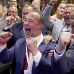 　２２日、ドイツ西部ラインラント・プファルツ州議会選の結果予測を受けて歓喜に沸く「ドイツのための選択肢（ＡｆＤ）」の候補者ら＝マインツ（Ａｎｄｒｅａｓ　Ａｒｎｏｌｄ提供、ＡＰ＝共同）