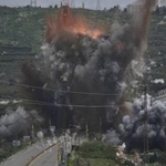 　イスラエル軍の攻撃で煙と炎が上がるレバノン南部の橋＝２２日（ＡＰ＝共同）