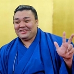 　大相撲春場所で３度目の優勝を果たし、記者会見でポーズをとる霧島＝２３日、堺市東区の音羽山部屋宿舎