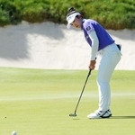 　最終ラウンド、３番でバーディーパットを決める山下美夢有。通算１０アンダーで５位＝シャロンハイツ・クラブ（共同）