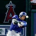 　エンゼルス戦の３回、３点二塁打を放つドジャース・大谷＝アナハイム（共同）