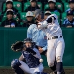 　三重-佐野日大　６回裏三重２死満塁、大西が左前に先制２点打を放つ。捕手須田＝甲子園