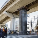 　地下に敷設されていた管（中央右の円柱状のもの）が隆起した現場＝１１日午前、大阪市北区