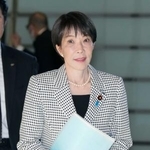 　首相官邸に入る高市首相＝２３日午後、首相官邸