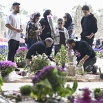 　米イスラエルの攻撃が続くイランの首都テヘラン郊外の戦没者墓地を訪れた犠牲者の遺族ら＝２１日（共同）