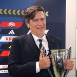 　サッカー女子日本代表のアジア・カップ優勝報告の記者会見で、笑顔で優勝カップを持つニールセン監督＝２３日、東京都文京区