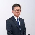 　辞職の意向を表明し、記者団の取材に応じる福井県の中村保博副知事＝２３日午後、福井県庁