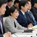 　政労使会議であいさつする高市首相（左から２人目）＝２３日午後、首相官邸