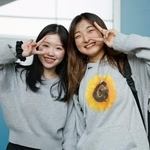 　プラハの空港に到着し、ポーズをとるフィギュアスケート女子の坂本花織（右）と中井亜美＝２３日（共同）