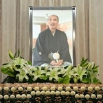 　大相撲元大関若嶋津、日高六男さんの通夜で祭壇に飾られた遺影＝２３日午後、千葉県市川市