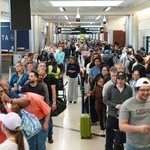 　米南部アトランタの空港で行列をつくる人たち＝２２日（ゲッティ＝共同）