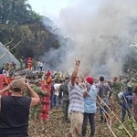 　コロンビア軍の輸送機が墜落した現場に集まる人々＝２３日（ＡＰ＝共同）