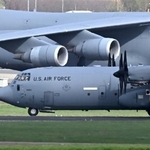 　米軍のＣ１３０輸送機（手前）＝１７日（ゲッティ＝共同）