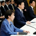 　中東情勢に関する関係閣僚会議で発言する高市首相（手前）＝２４日午前、首相官邸