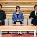 　閣議に臨む（左から）林総務相、高市首相、茂木外相＝２４日午前、首相官邸