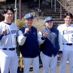 　撮影に応じる西武の（左から）渡辺、西口監督、平良、武内＝２４日、埼玉県所沢市