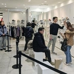 　阪急百貨店梅田本店を訪れた訪日客＝２月、大阪市北区