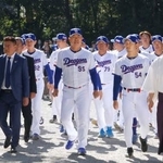 　熱田神宮を参拝する中日・井上監督（前列中央）ら＝２４日、名古屋市