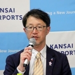 　記者会見する関西エアポートの新宮早人執行役員＝２４日午後、大阪府泉佐野市